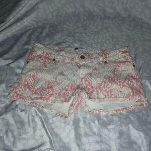 Levi's Stretch Denim 5-Pocket Tribal Print 'Shorty Short'. Pink, Women's 13. GUC